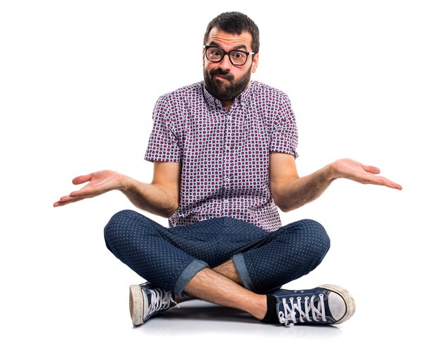 Hombre con gafas haciendo gesto sin importancia