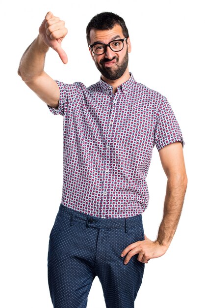 Hombre con gafas haciendo mala señal