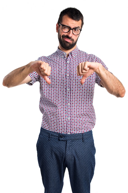 Foto gratuita hombre con gafas haciendo mala señal