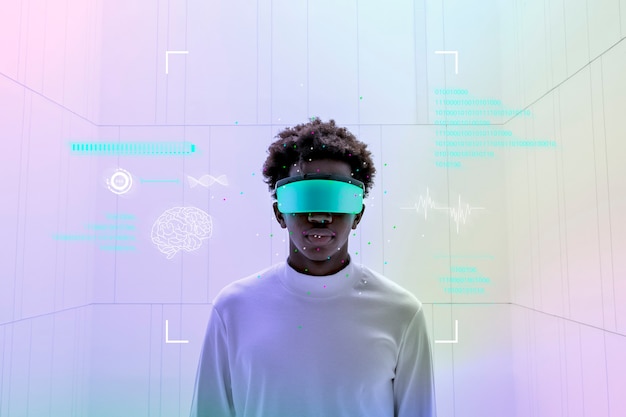 Hombre con gafas inteligentes y mostrando tecnología futurista de pantalla holográfica