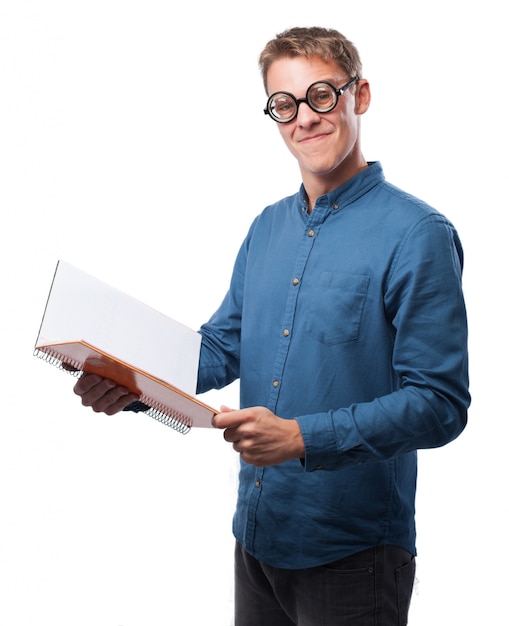 Foto gratuita hombre con gafas y un libro abierto