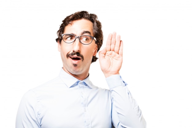 Hombre con gafas con una mano cerca de la oreja