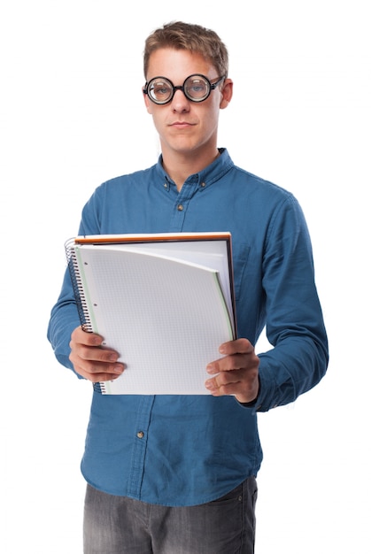 Foto gratuita hombre con gafas mirando una libreta