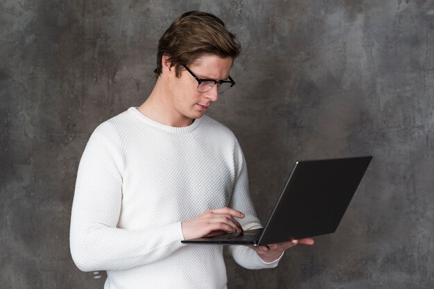 Hombre con gafas mirando su laptop