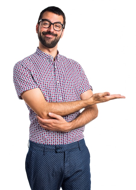 Hombre con gafas presentando algo