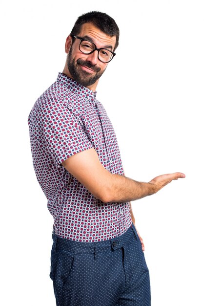 Hombre con gafas presentando algo