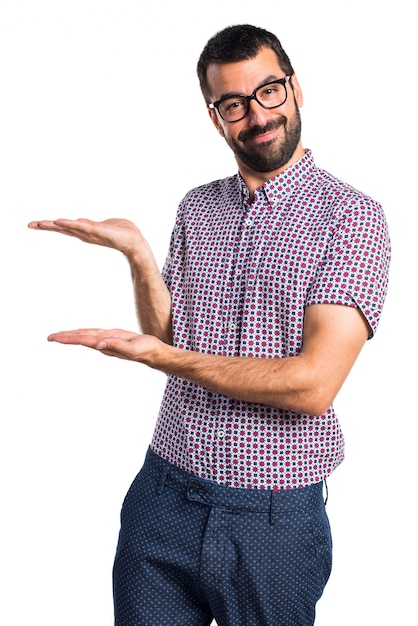 Foto gratuita hombre con gafas presentando algo