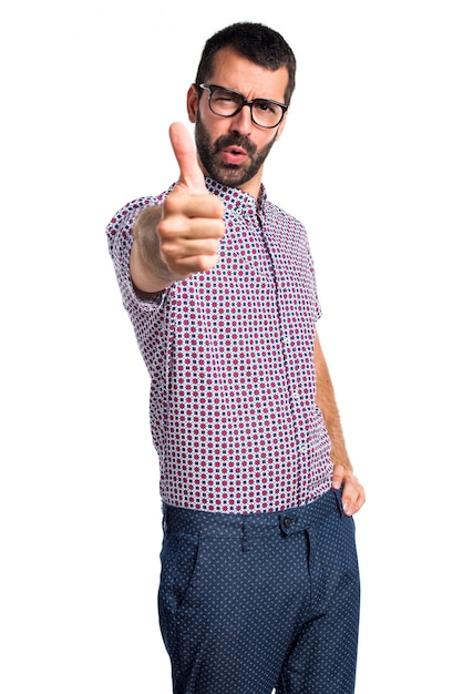 Foto gratuita hombre con gafas con el pulgar hacia arriba