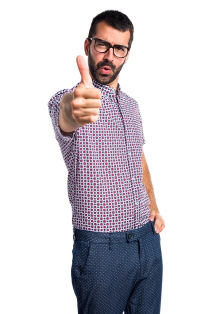 Hombre con gafas con el pulgar hacia arriba