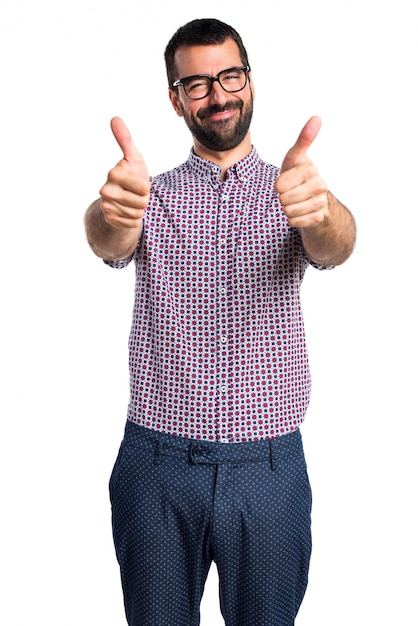 Foto gratuita hombre con gafas con el pulgar hacia arriba