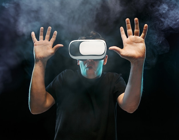 El hombre de las gafas de realidad virtual. Concepto de tecnología futura.