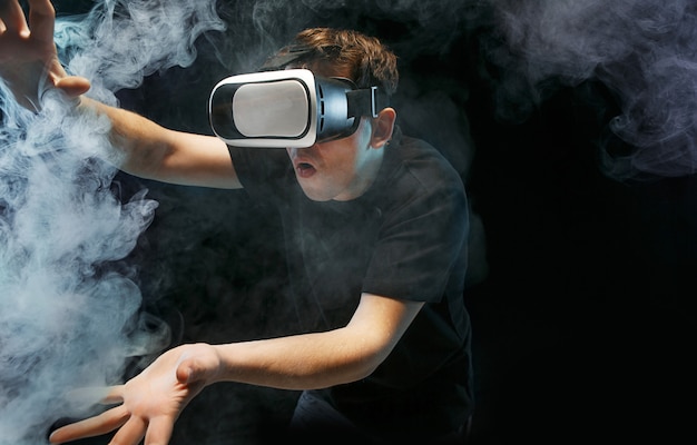 El hombre con gafas de realidad virtual. Concepto de tecnología futura.