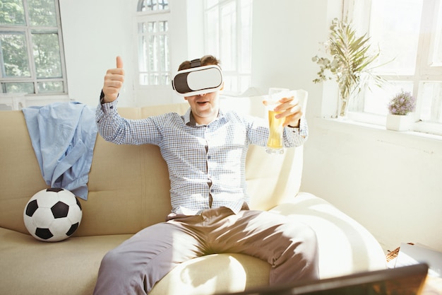 El hombre con gafas de realidad virtual. Concepto de tecnología futura.