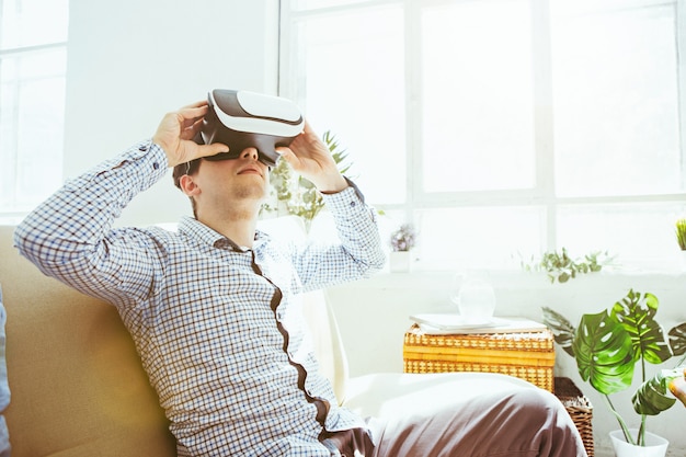 El hombre con gafas de realidad virtual. Concepto de tecnología futura.