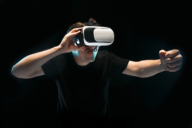 El hombre con gafas de realidad virtual.