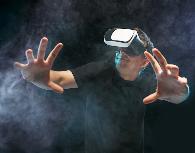 Foto gratuita el hombre con gafas de realidad virtual.
