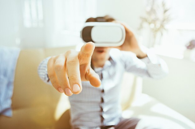 Hombre con gafas de realidad virtual