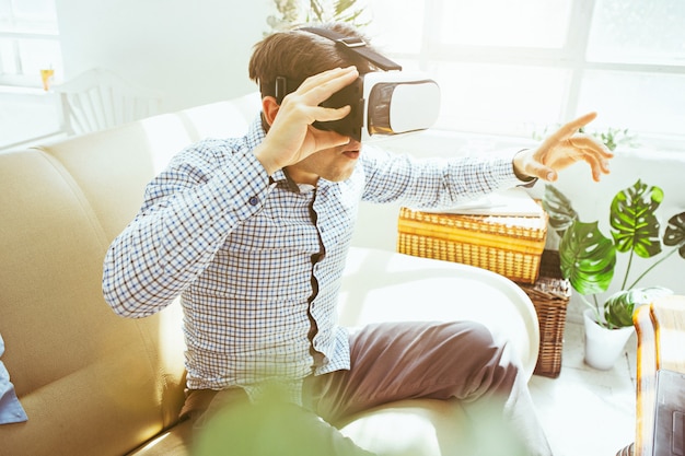 Foto gratuita hombre con gafas de realidad virtual