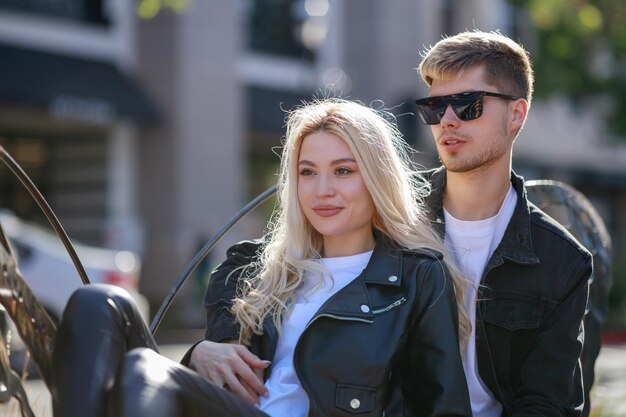 Un hombre con gafas de sol y abrazando a su novia en el parque Foto de alta calidad