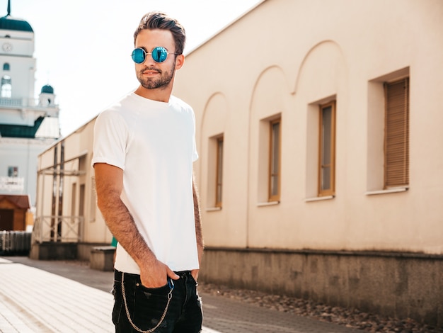 Hombre con gafas de sol con camiseta blanca posando