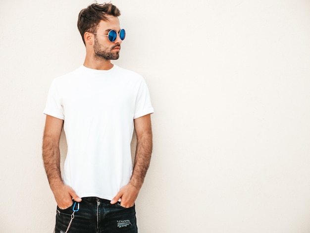 Foto gratuita hombre con gafas de sol con camiseta blanca posando