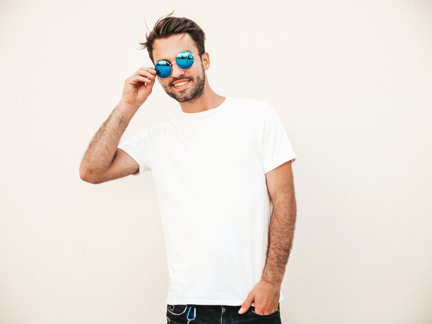 Hombre con gafas de sol con camiseta blanca posando