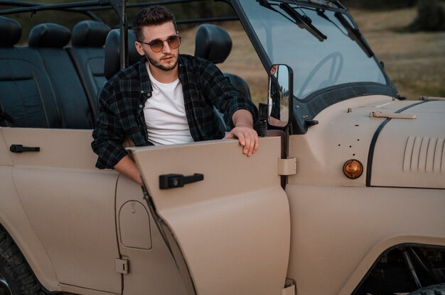 Hombre con gafas de sol y viajando solo en coche