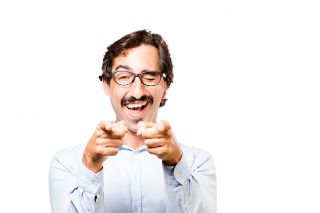 Hombre con gafas sonriendo y señalando