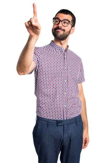 Hombre con gafas de tocar en la pantalla transparente