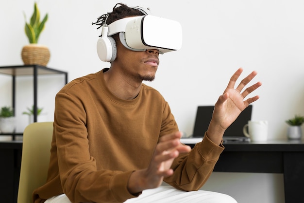 Foto gratuita hombre con gafas vr tiro medio