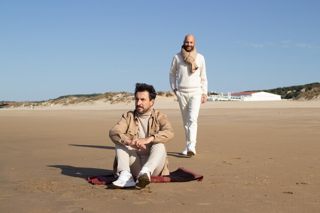 Hombre gay esperando amante en la playa