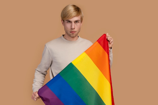 Hombre gay sonriente con símbolo lgbt
