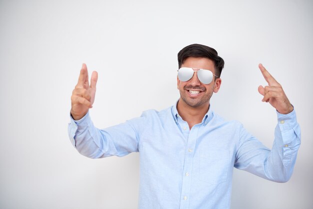 Hombre genial con gafas de sol