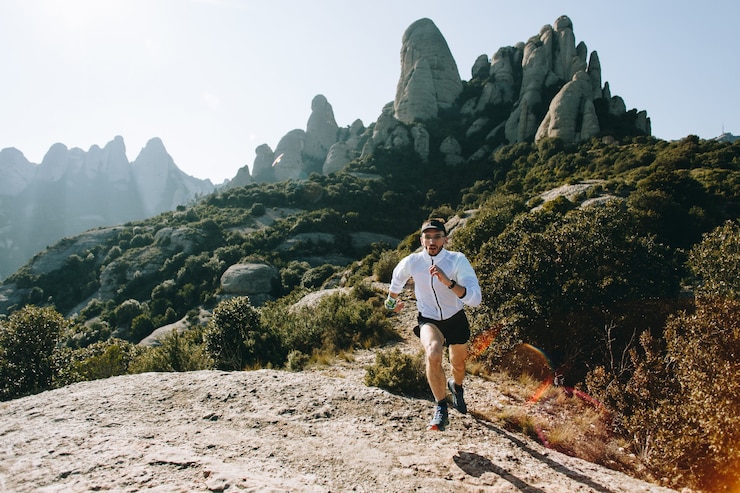 Foto gratuito hombre genial con tatuajes corredor de ultra trail