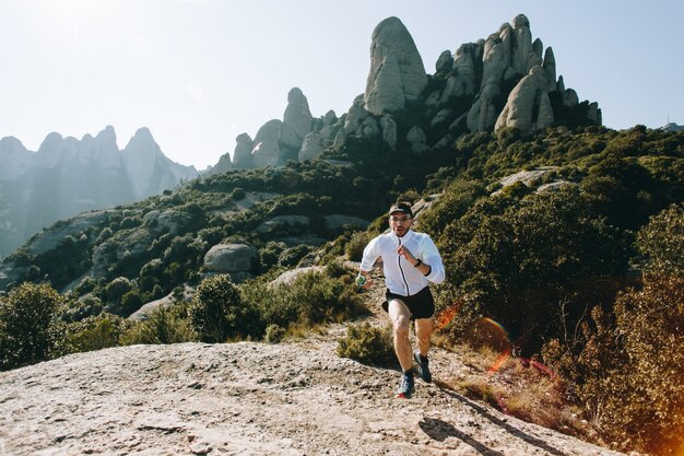 Hombre genial con tatuajes ultra trail runner