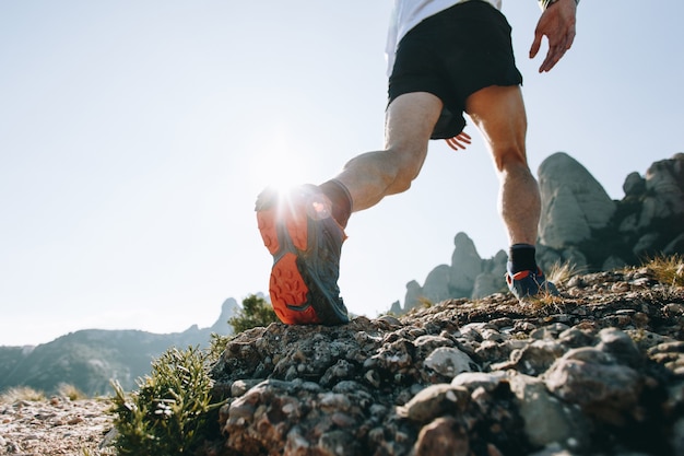 Foto gratuita hombre genial con tatuajes ultra trail runner