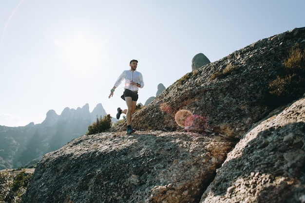 Foto gratuita hombre genial con tatuajes ultra trail runner