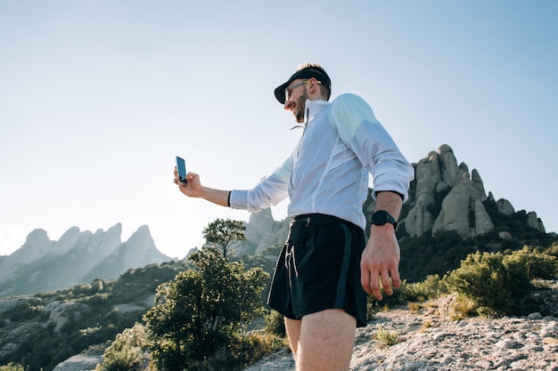 Hombre genial con tatuajes ultra trail runner