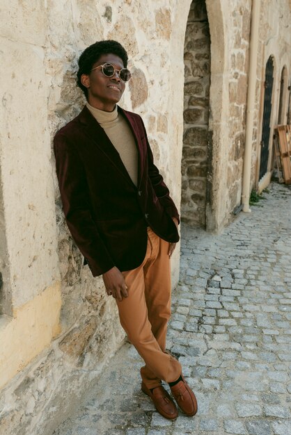 Hombre genial de tiro completo con gafas de sol