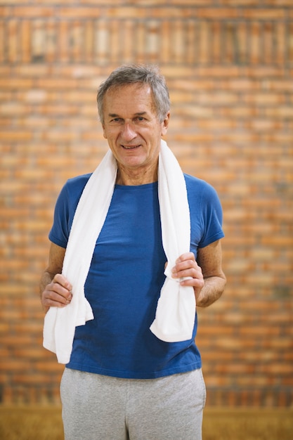 Foto gratuita hombre en gimnasio