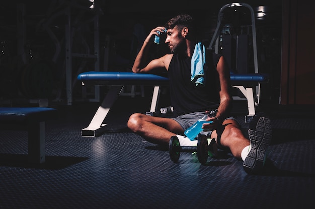 Hombre en gimnasio