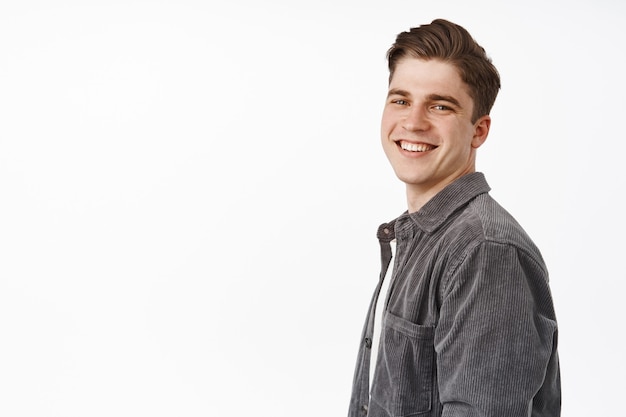 El hombre gira la cara con sonrisa blanca, cara alegre positiva, mirando en blanco