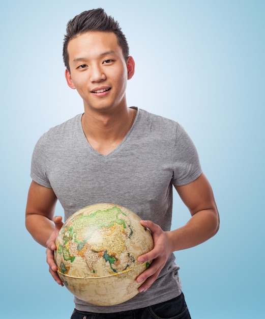 Foto gratuita hombre con un globo del mundo