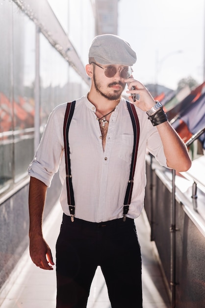 Hombre con gorra plana hablando por teléfono