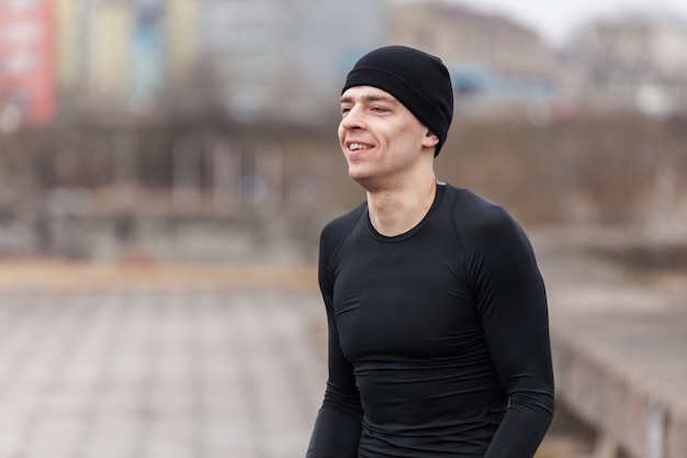 Hombre con gorro negro