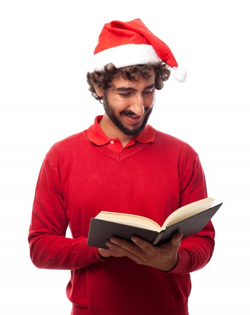 Hombre con gorro de santa leyendo un libro