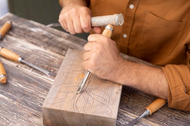 Foto gratuita hombre grabado en madera al aire libre