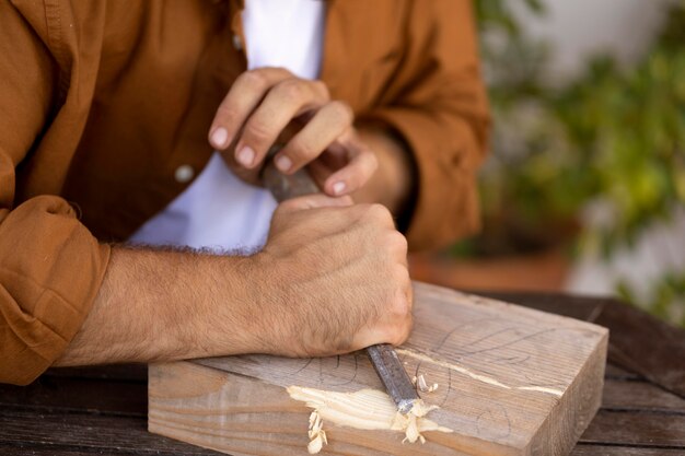 Hombre grabado en madera solo