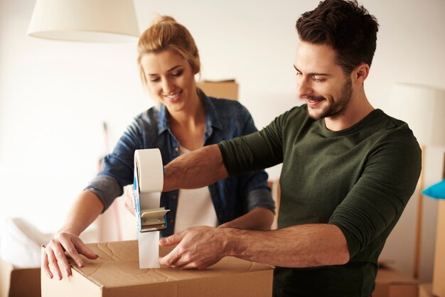 Hombre grabando caja de cartón para mover