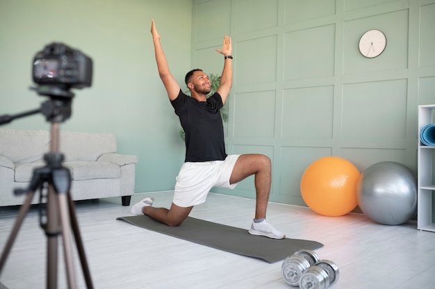 Hombre grabando su entrenamiento full shot